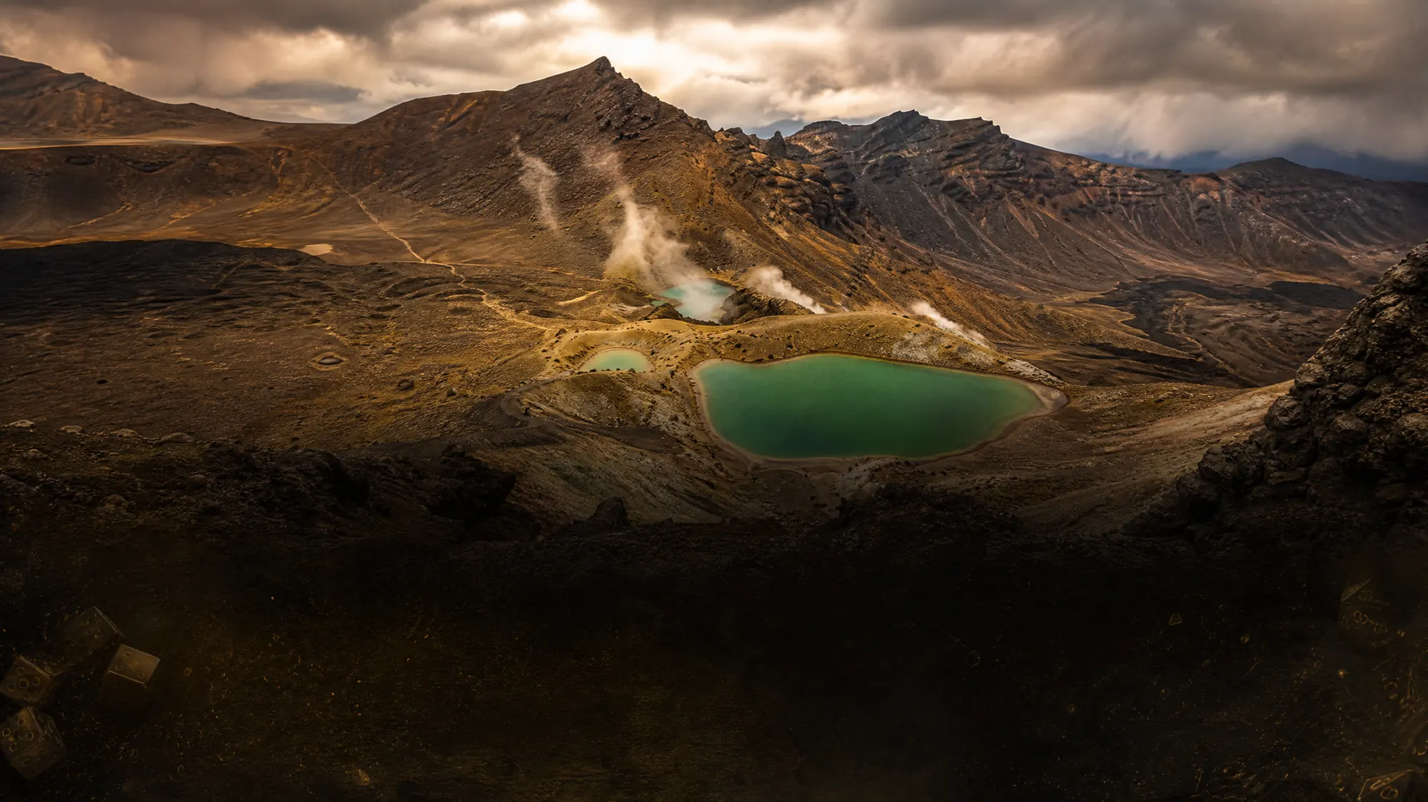 Parcourez 19.4 kilomètres en passant devant des évents volcaniques, des lacs de cratère et d'anciennes coulées de lave. Ce sentier alpin se parcourt en six à huit heures.