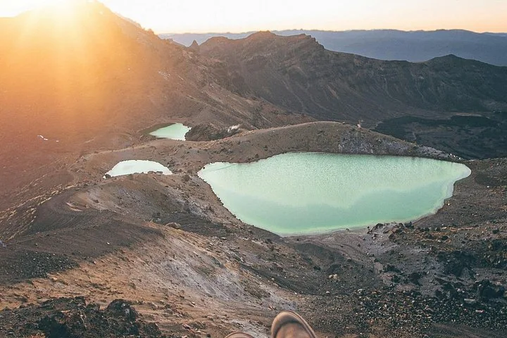 Emerald Lakes, die im goldenen Licht des Sonnenaufgangs in einem vulkanischen Becken leuchten.